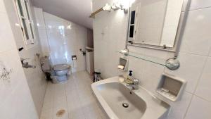 Koupelna v ubytování Matzarata Maisonette + 29 fotografií