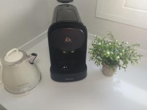 a black appliance sitting on a counter next to a blender at Ático con terraza La Venencia in Sanlúcar de Barrameda