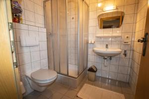 Kúpeľňa v ubytovaní Appartement Talstation Zentral Wildschönau WILD020 by FeWo-Plan