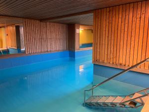 an empty swimming pool with a ramp in the water at Ferienwohnung Eulenflucht in Hameln