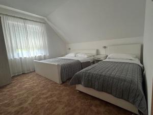 Postel nebo postele na pokoji v ubytování Apartments and Rooms Krizmanic