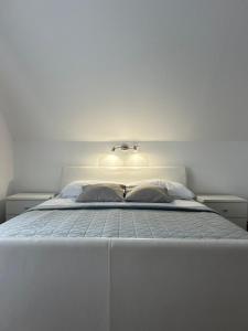 Postel nebo postele na pokoji v ubytování Apartments and Rooms Krizmanic
