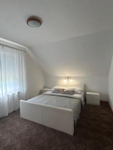 Postel nebo postele na pokoji v ubytování Apartments and Rooms Krizmanic