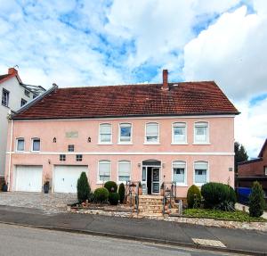 a large pink house with a red roof at Daheim in Rinteln