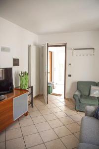 a living room with a tv and a couch at Lido Camaiore - Appartamento Il Pinolo in Camaiore