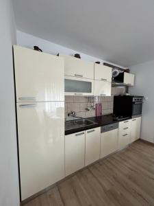 Kuchyň nebo kuchyňský kout v ubytování Apartments and Rooms Krizmanic
