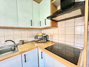a kitchen with a sink and a microwave at Casa en la playa de los Arenales in Arenales del Sol