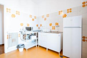 Una cocina con un refrigerador blanco y una encimera. en BeachFront Villa, en Bari 37 fotos más