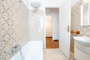 Un baño con bañera, lavabo e inodoro. en BeachFront Villa, en Bari