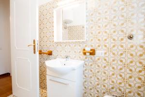 un baño con lavabo y espejo en BeachFront Villa, en Bari