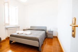 Un dormitorio con una cama con dos toallas encima. en BeachFront Villa, en Bari