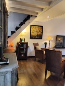 un salon avec un escalier avec un bureau et une télévision dans l'établissement Casa Polo, à Marbella