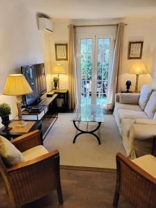 un salon avec un canapé et une table dans l'établissement Casa Polo, à Marbella