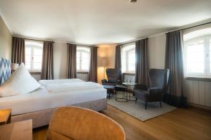 Postel nebo postele na pokoji v ubytování Hotel Gasthof Alte Post Holzkirchen