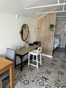 um quarto com uma secretária, um espelho e uma cama em Private apartment with en-suite em Bournemouth