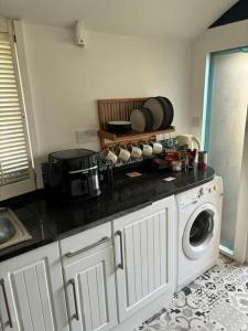 A cozinha ou kitchenette de Private apartment with en-suite