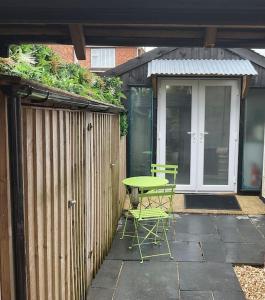 uma mesa verde e cadeiras sentadas num pátio em Private apartment with en-suite em Bournemouth mais 19 fotografias