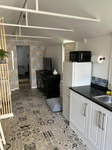 A cozinha ou kitchenette de Private apartment with en-suite