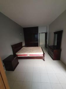 Un dormitorio con una cama y dos cómodas. en Luxueux Appartement 3 Chambres, en Rabat