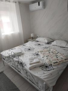Postel nebo postele na pokoji v ubytování HiT apartmani Pačir