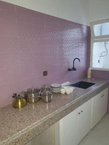 una cocina con ollas y sartenes en una encimera en Luxueux Appartement 3 Chambres, en Rabat
