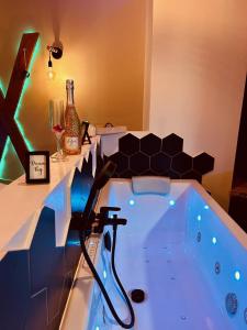 jacuzzi w pokoju z kieliszkami do wina w obiekcie Love Room 'Secret des Combles' Vosges w mieście Plombières-les-Bains +7 zdjęć