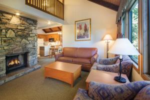 un soggiorno con divano e camino di Club Wyndham Resort at Fairfield Mountains a Lake Lure