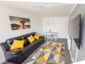 Μια τηλεόραση ή/και κέντρο ψυχαγωγίας στο Modern 2 BR ground floor apartment with parking and garden