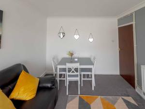 Χώρος καθιστικού στο Modern 2 BR ground floor apartment with parking and garden