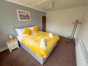 Ένα ή περισσότερα κρεβάτια σε δωμάτιο στο Modern 2 BR ground floor apartment with parking and garden