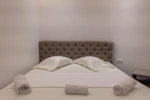 Postel nebo postele na pokoji v ubytování Rest Hour Hotel