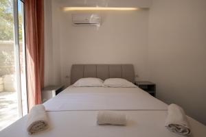 Postel nebo postele na pokoji v ubytování Rest Hour Hotel