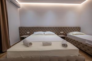 Postel nebo postele na pokoji v ubytování Rest Hour Hotel