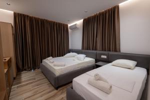 Postel nebo postele na pokoji v ubytování Rest Hour Hotel