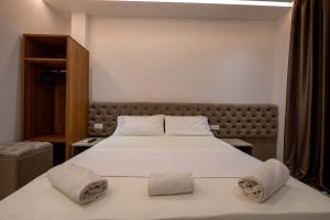 Postel nebo postele na pokoji v ubytování Rest Hour Hotel