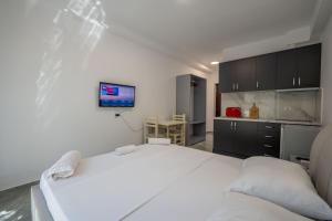 Postel nebo postele na pokoji v ubytování Rest Hour Hotel