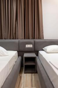 Postel nebo postele na pokoji v ubytování Rest Hour Hotel