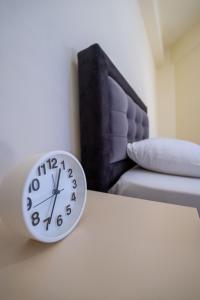 Postel nebo postele na pokoji v ubytování Rest Hour Hotel