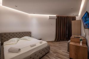 Postel nebo postele na pokoji v ubytování Rest Hour Hotel