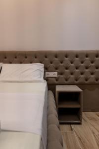 Postel nebo postele na pokoji v ubytování Rest Hour Hotel