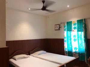 Ένα ή περισσότερα κρεβάτια σε δωμάτιο στο HOTEL THILAK