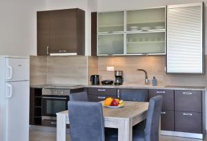 Kuchyň nebo kuchyňský kout v ubytování Helios Studios & Apartments