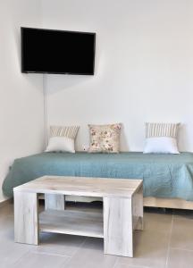 TV a/nebo společenská místnost v ubytování Helios Studios & Apartments