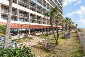 マートルビーチにあるWINTER RATES! Make Memories Ravishing Angled Oceanfront Suite OR 916の前の椅子並木