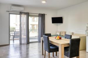 TV a/nebo společenská místnost v ubytování Helios Studios & Apartments