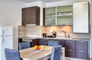 Kuchyň nebo kuchyňský kout v ubytování Helios Studios & Apartments