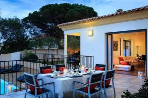 un tavolo sul balcone di una casa di Villa La Pinède - Calvi a Calvi