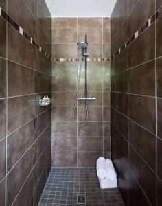 un bagno con doccia e WC di Villa La Pinède - Calvi a Calvi