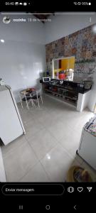 un soggiorno con tavolo e camino di Chácara Canaã a Valença