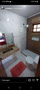 un bagno con un water e un lavandino di Chácara Canaã a Valença Altre 2 foto